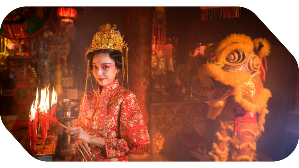 Mujer vestida con un traje de novia tradicional chino junto al león de la danza del león china