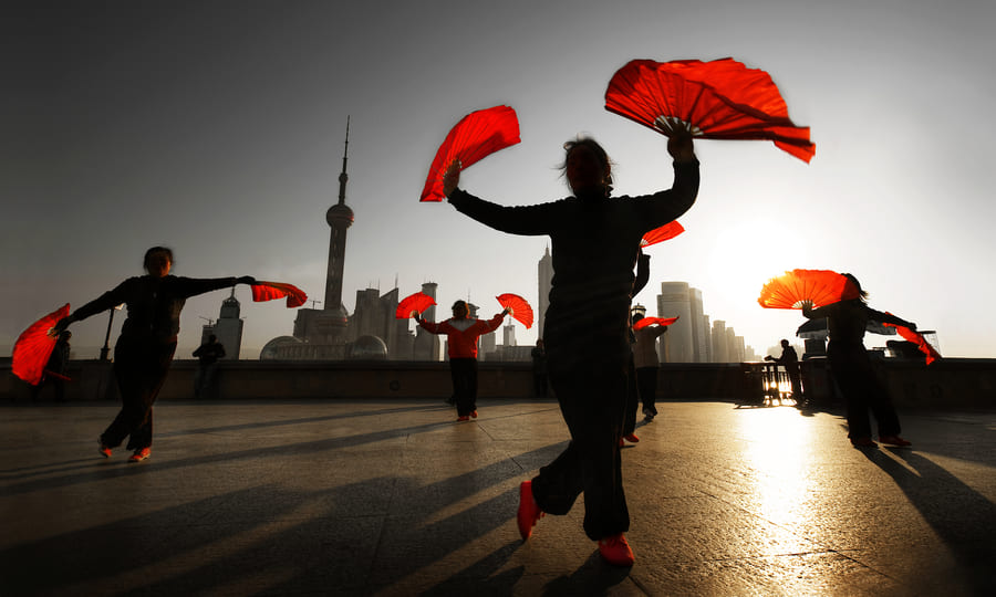 Danza tradicional China con abanicos rojos